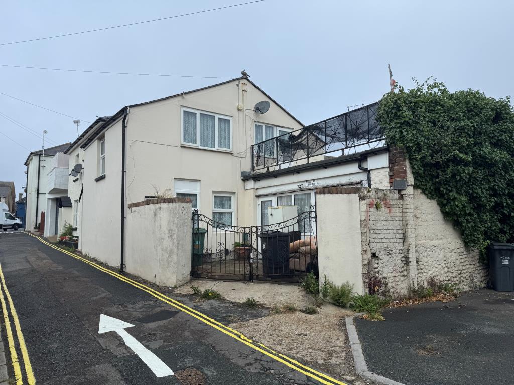 Lot: 118 - THREE-BEDROOM HOUSE FOR IMPROVEMENT - The Front of the Building